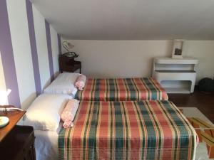 Castagnole LanzeにあるCà 'd Gneseのストライプのベッドルーム1室(ベッド2台付)