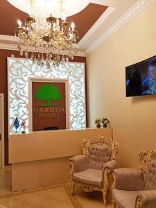 Televiisor ja/või meelelahutuskeskus majutusasutuses Garden Hotel