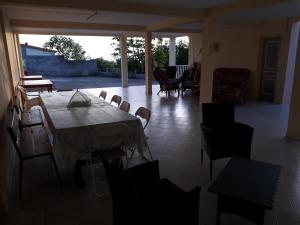 uma sala de jantar com mesa e cadeiras numa casa em Refuge de Joel em Case-Pilote