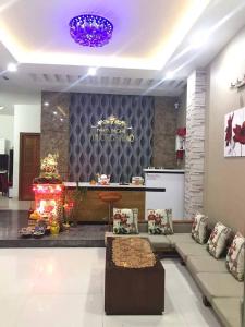 salon z kanapą i fioletowym sufitem w obiekcie Phuong Thao Motel w mieście Da Nang