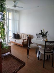 un salon avec un canapé et une table dans l'établissement Centro de Búzios 2 quartos, à Búzios 43 autres photos