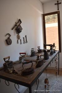 a table with a bunch of old pots and pans at HOTEL BOUTIQUE EL RANCHO OLIVO in Villamontes