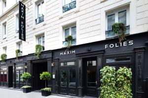 un negozio di fronte all'edificio Maxima polos di Hôtel Maxim Folies a Parigi