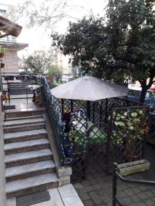 un escalier avec un parasol sur une clôture dans l'établissement La Storica Villetta, à Rome