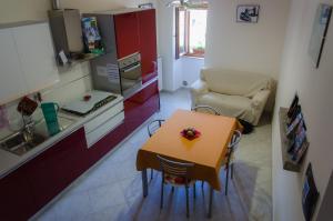 a small kitchen with a table and a chair at B&B La Perla nelle Dolomiti in Castelmezzano