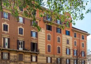 ISABEL Guest House في روما: مبنى من الطوب كبير مع نوافذ على جانبه