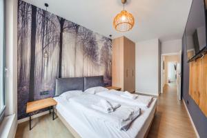 グダニスクにあるApartamenty Sun & Snow Stara Stoczniaのベッドルーム1室(ベッド2台付)が備わります。壁には絵画が飾られています。