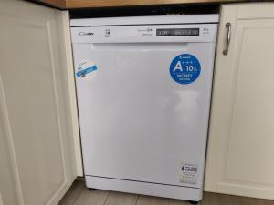 a white dishwasher with a blue sticker on it at CARLETTO Los Angeles Los Cristianos in Los Cristianos