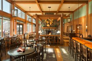 A restaurant or other place to eat at Skamania Lodge