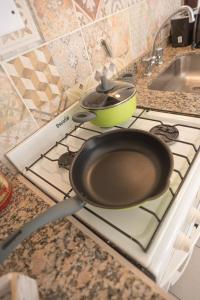 a frying pan sitting on top of a stove at Apartamentos quinta sección in Mendoza