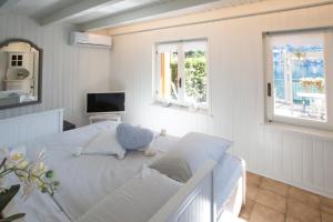 Posteľ alebo postele v izbe v ubytovaní La casa dei cigni sul lago d’Orta