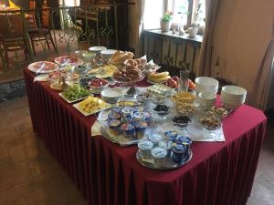 una mesa llena de comida en una mesa roja en Penzion Bene, en Chotěboř