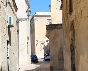 un callejón en un casco antiguo con un semáforo en Dimora Vico dei Nohi, en Lecce