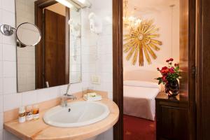 Koupelna v ubytování Hotel Columbia