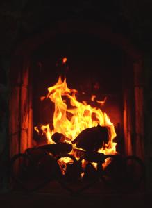 un fuego se quema en un horno de fuego en Pirts Baudas, en Sīveci