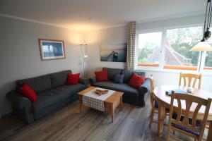 a living room with a couch and a table at Ferienwohnung am Plöner See in Ascheberg