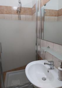 y baño con lavabo, espejo y bañera. en ISABEL Guest House, en Roma
