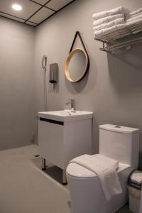 Un baño de HELLO Make Yourself at Home