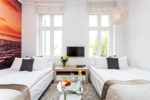 Televízia a/alebo spoločenská miestnosť v ubytovaní Riviera Residence Apartments