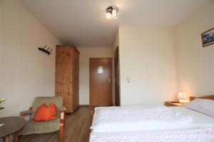 1 dormitorio con 1 cama, 1 mesa y 1 silla en Landgasthaus Rothbrust, en Burgbrohl