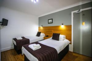 Cama ou camas em um quarto em Charing Cross Hotel