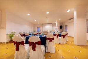 Fort JadhavGADH -A GADH Heritage Hotel的电视和/或娱乐中心