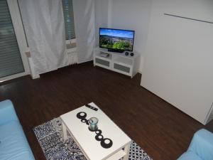 un salon avec une télévision et une table basse dans l'établissement Ferienwohnung An der Gildenstr, à Borken
