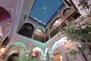 een kamer met een blauw plafond bij Riad Mille Et Une Nuits in Marrakesh