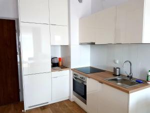 Kuchyňa alebo kuchynka v ubytovaní Apartamenty Bursztynowe w Kołobrzegu Sun&Relax