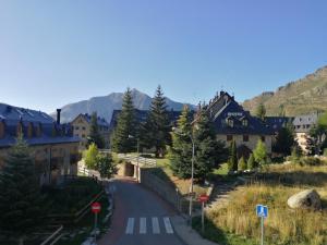 a street in a town with mountains in the background at APARTAMENTO L AÜT in Pla de l'Ermita