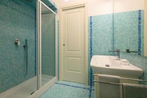 Ένα μπάνιο στο Sorrento Luxury Apartment