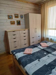 Tempat tidur dalam kamar di Дом Дискавери на 10 человек у моря!