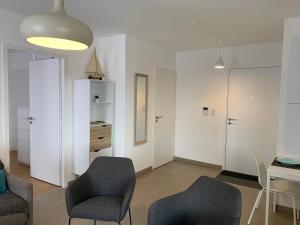 ein Wohnzimmer mit zwei Stühlen und einem Tisch in der Unterkunft LE CLOS SAINTE MARIE in Pornic