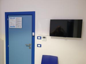 Televízia a/alebo spoločenská miestnosť v ubytovaní Hotel Caraibisiaco sul mare