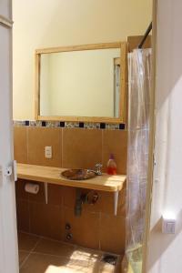uma casa de banho com um lavatório e um espelho em Colibrí Eco Lodge & Camping em La Paz
