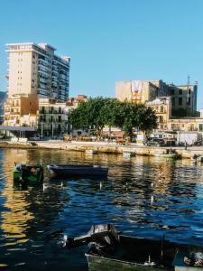 dos barcos están atracados en el agua en una ciudad en CasaMare Sant'Erasmo Apartment, en Palermo