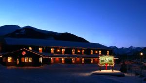 um sinal na neve em frente a um edifício em Old Town Inn em Crested Butte