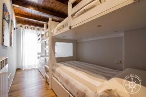 1 dormitorio con 2 literas y TV en ARTIGA de Alma de Nieve, en Baqueira Beret