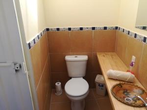 małą łazienkę z toaletą i umywalką w obiekcie Colibrí Eco Lodge & Camping w mieście La Paz