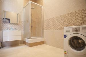 a bathroom with a washing machine and a sink at Апартаменты в центре на Ришельевской in Odesa