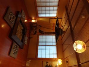 una stanza con finestre e un orologio sul muro di Mizubasho no Yado Higashi a Katashina