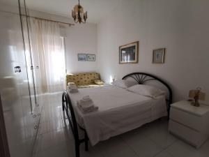 sypialnia z łóżkiem i przeszklonym prysznicem w obiekcie Domus Mater w Cagliari