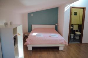 1 dormitorio con 1 cama con 2 toallas en White & Wood, en Bitola