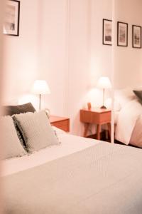 オンフルールにあるAu Coeur De La Villeのベッドルーム1室(ベッド1台、ランプ2つ付きのテーブル付)