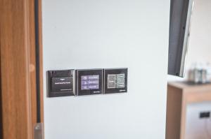 een koelkast met een bedieningspaneel aan de zijkant bij Sansara Apartments in Bydgoszcz