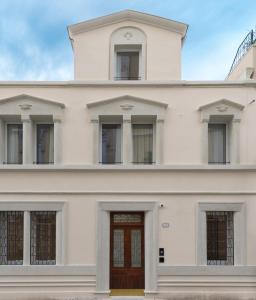 un grande edificio bianco con una porta marrone di Hotel Canton dell'Orto a Padova