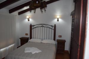 um quarto com uma cama com duas toalhas em La Posada de Alcudia em Brazatortas