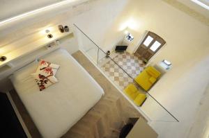 HOLLIDAY CHARMING HOME في ترينتو: اطلالة علوية لغرفة معيشة ذات اثاث اصفر