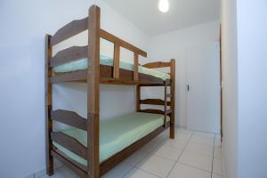 quelques lits superposés dans une chambre dans l'établissement Sun Way Apartamentos com piscinas e churrasqueiras, à Ubatuba 93 autres photos