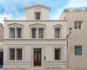 a white building with a brown door and windows at Hotel Canton dell'Orto in Padova
